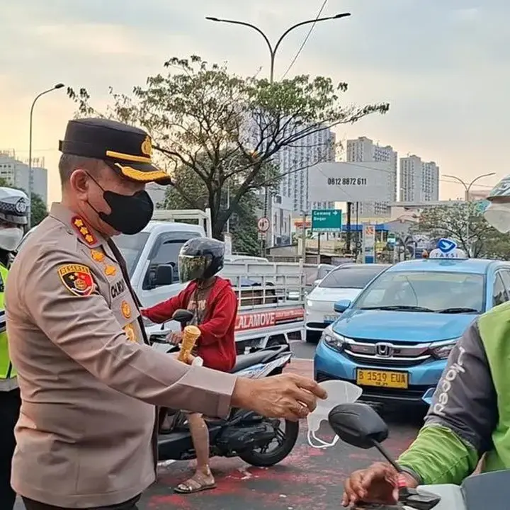 Abu Gunung Anak Krakatau Meluas, Polres Metro Depok Bagikan Ribuan Masker