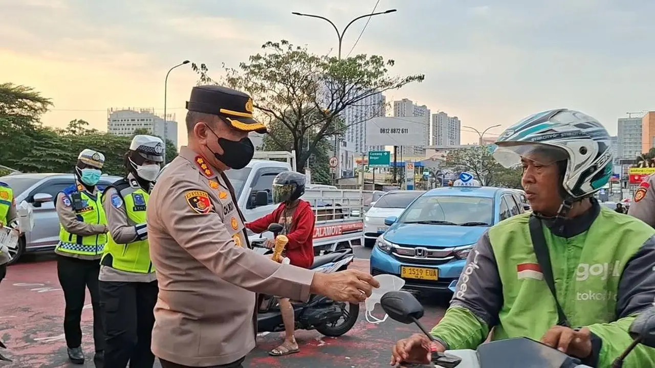 Abu Gunung Anak Krakatau Meluas, Polres Metro Depok Bagikan Ribuan Masker