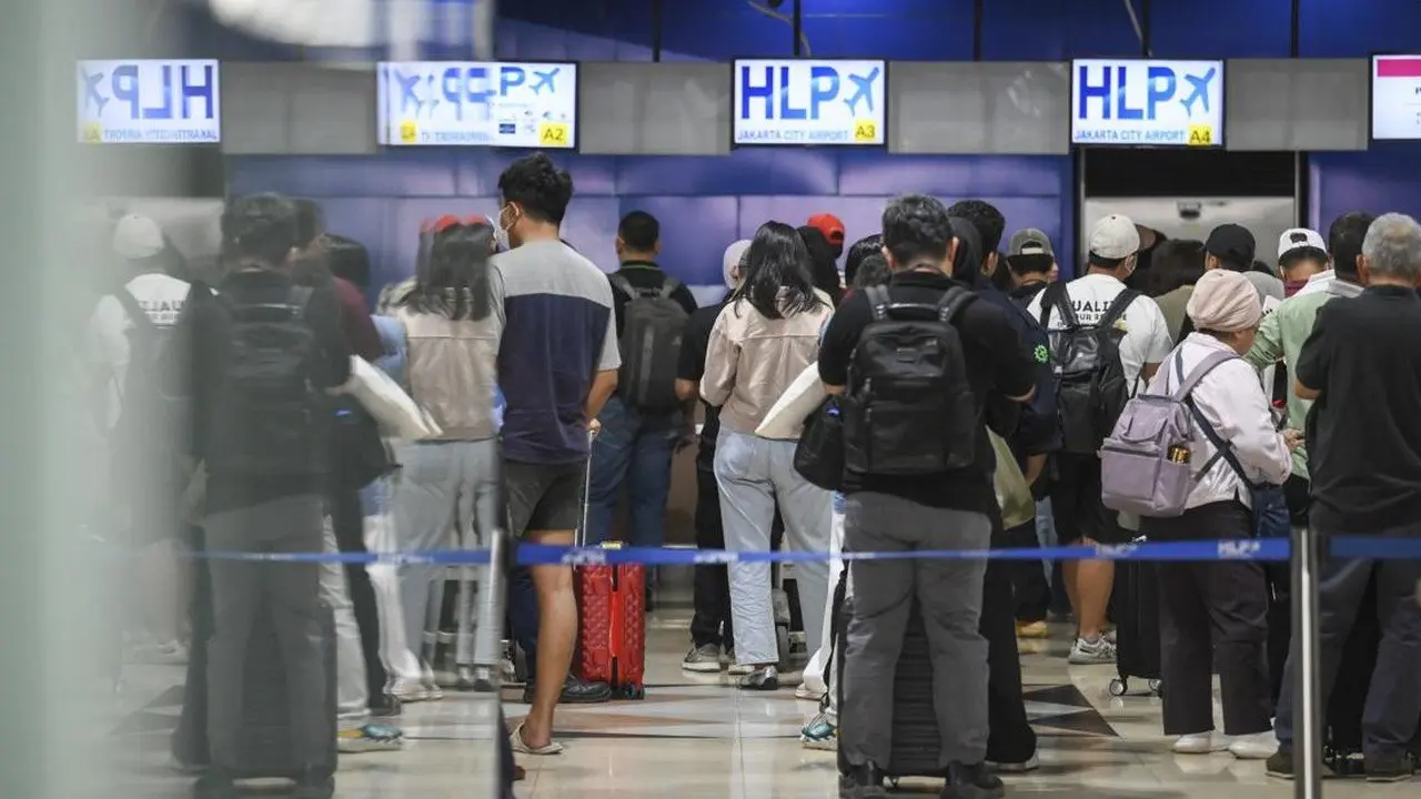 Abu Krakatau Paksa Bandara Halim Tutup Hingga Tengah Malam