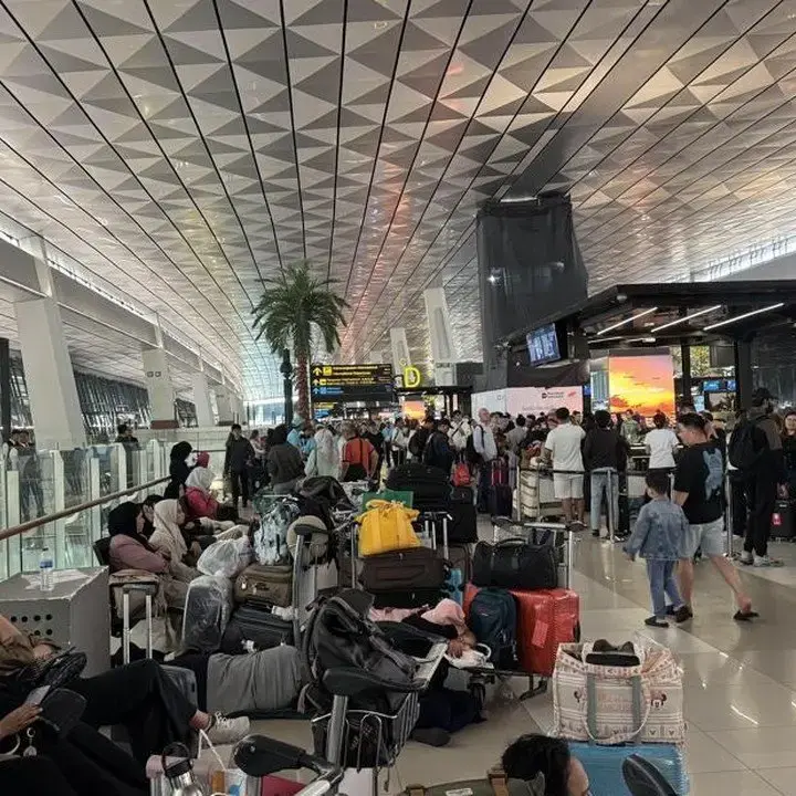 Abu Krakatau Tutup Bandara Soetta, Penumpang Beralih ke Kereta dan Bus