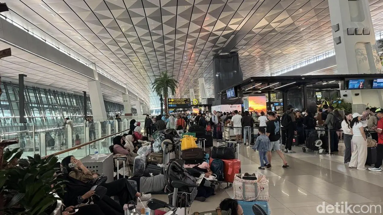 Abu Krakatau Tutup Bandara Soetta, Penumpang Beralih ke Kereta dan Bus