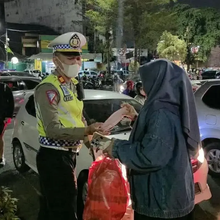 Abu Vulkanik Anak Krakatau Capai Bekasi, Polisi Bagikan Ribuan Masker