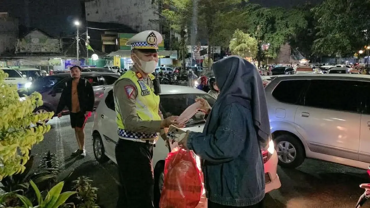 Abu Vulkanik Anak Krakatau Capai Bekasi, Polisi Bagikan Ribuan Masker