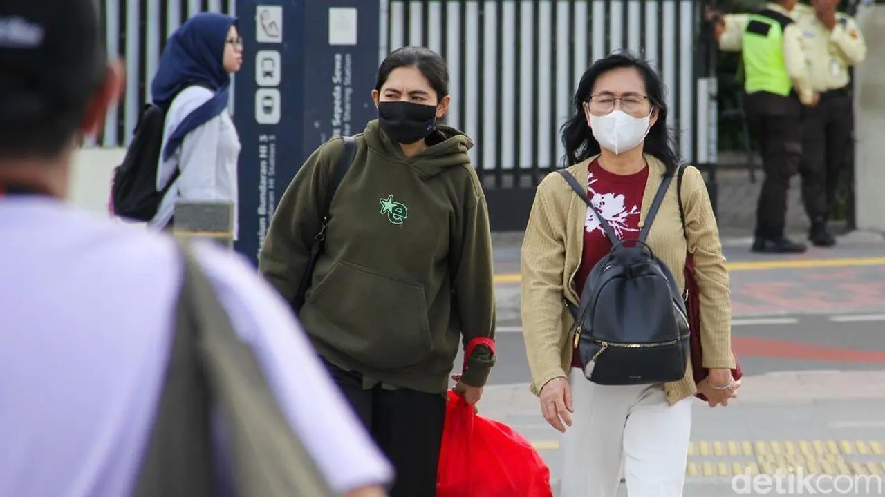 Abu Vulkanik Anak Krakatau Capai Jakarta, Wamenaker Imbau Pekerja Waspada