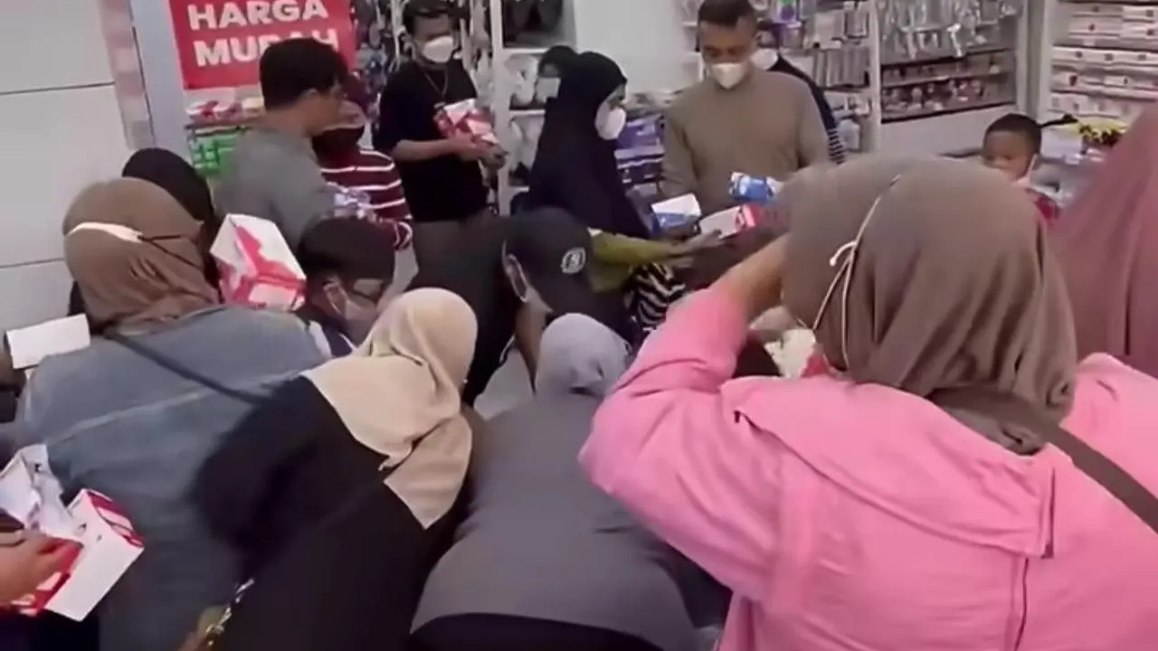 Abu Vulkanik Anak Krakatau Capai Pandeglang, Warga Serbu Toko Masker