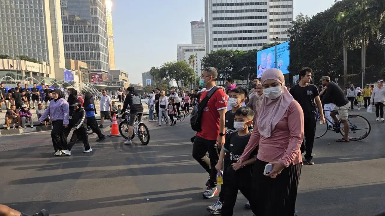 Abu Vulkanik Anak Krakatau Ganggu Warga Jakarta, Mata Perih dan Sesak Napas Melanda