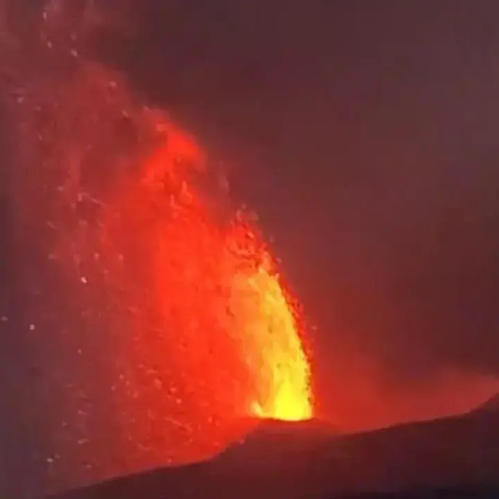 Abu Vulkanik Anak Krakatau Lumpuhkan Penerbangan, Udara Jakarta, dan Aktivitas Sekolah