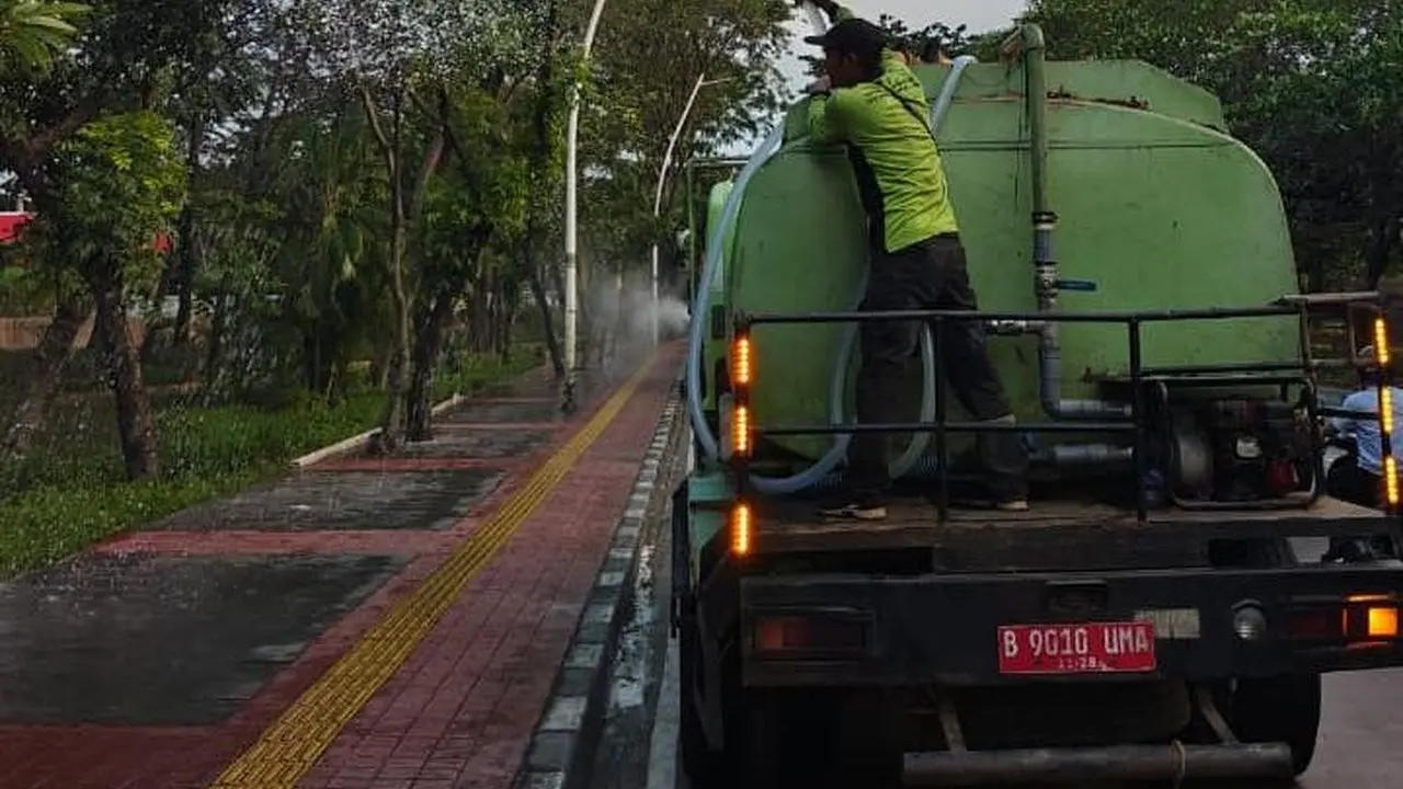 Abu Vulkanik Anak Krakatau Melanda Jakarta, Pemprov Semprot Jalan dan Terapkan PJJ
