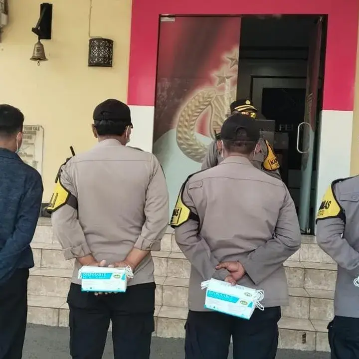 Abu Vulkanik Anak Krakatau Meluas, Polisi Bogor Bagikan Ribuan Masker