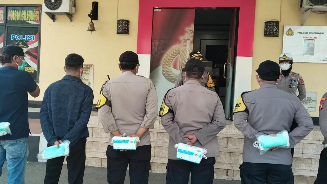 Abu Vulkanik Anak Krakatau Meluas, Polisi Bogor Bagikan Ribuan Masker