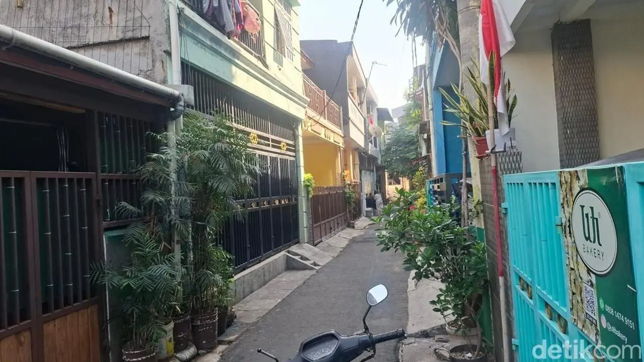 Abu Vulkanik Anak Krakatau Mengejutkan Warga Cengkareng, Debu Menyelimuti Rumah dan Kendaraan