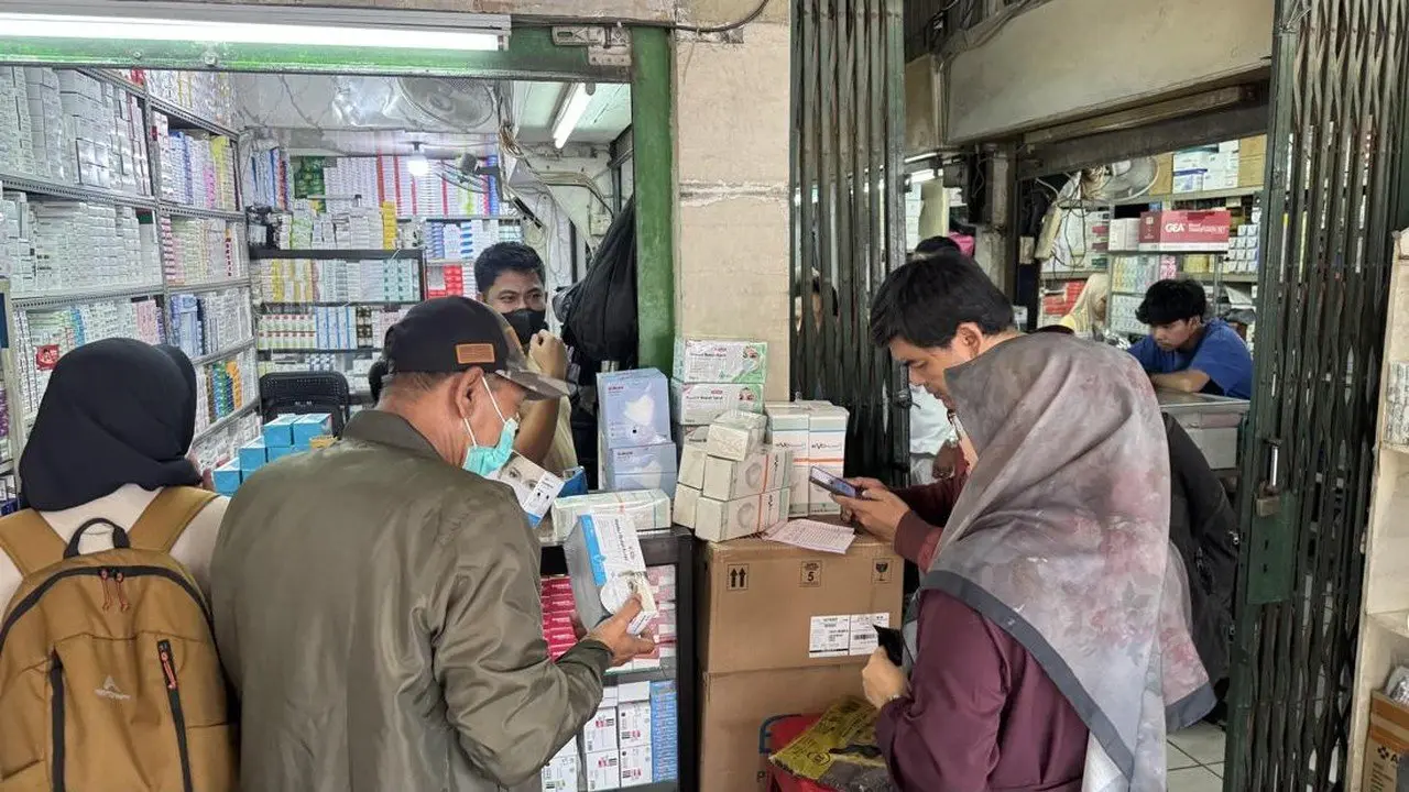 Abu Vulkanik Anak Krakatau Menyebar, Penjualan Masker di Pasar Pramuka Meningkat
