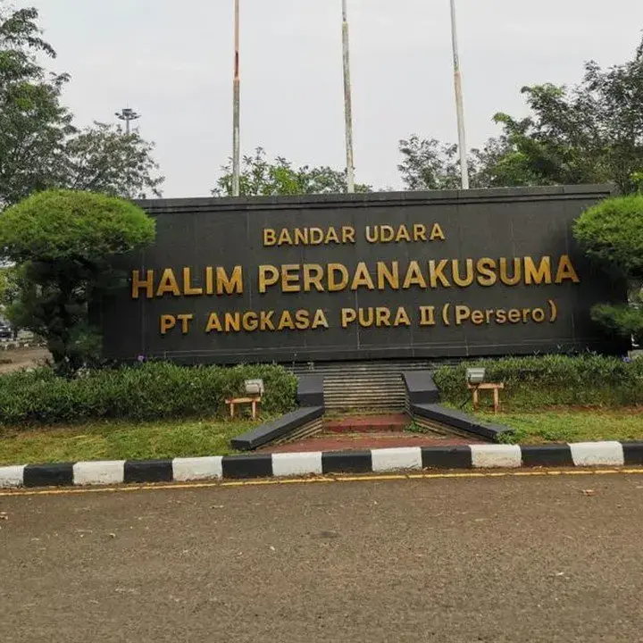 Abu Vulkanik Anak Krakatau Paksa Bandara Halim Tutup Hingga Siang