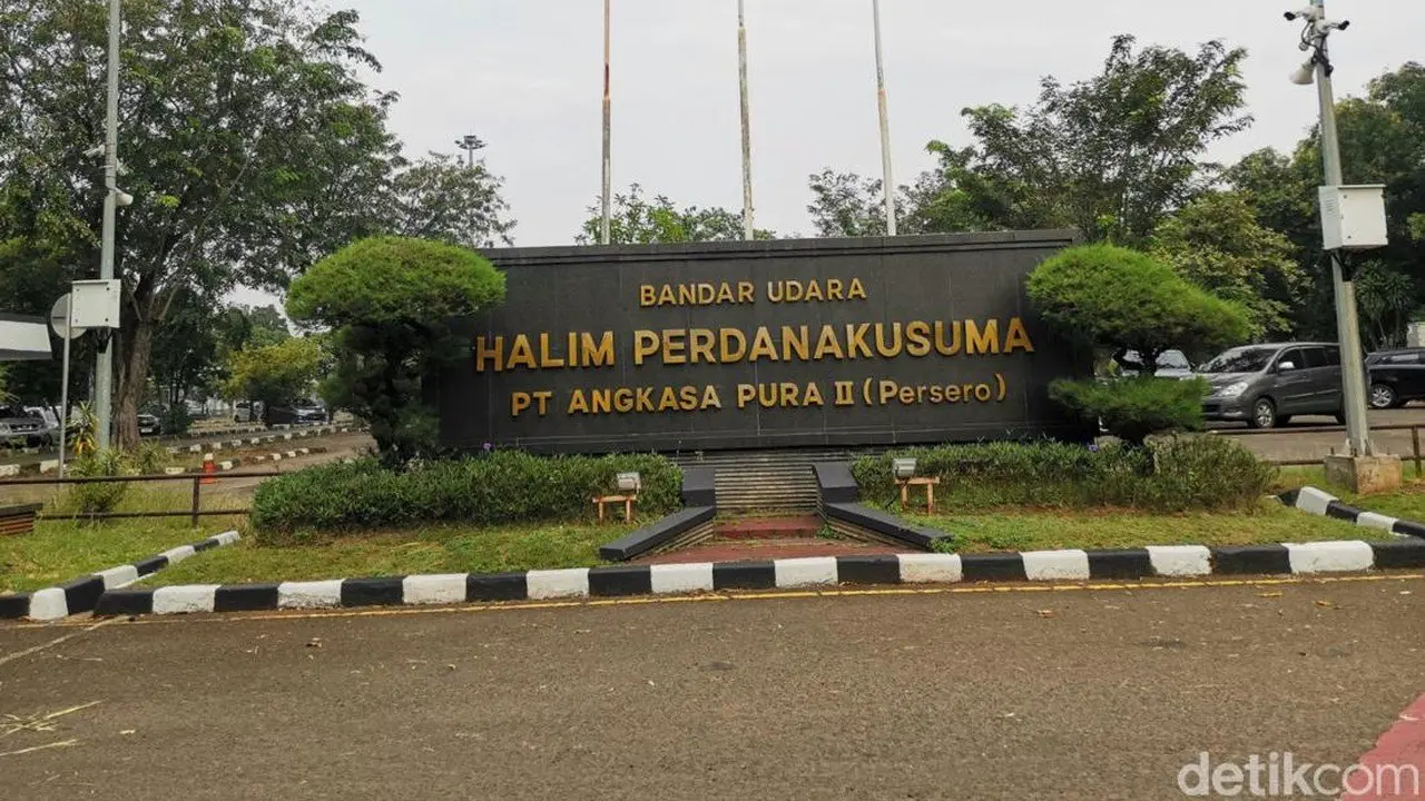 Abu Vulkanik Anak Krakatau Paksa Bandara Halim Tutup Hingga Siang
