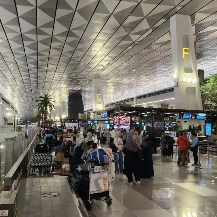 Abu Vulkanik Anak Krakatau Paksa Bandara Soetta Tutup Hingga Tengah Malam