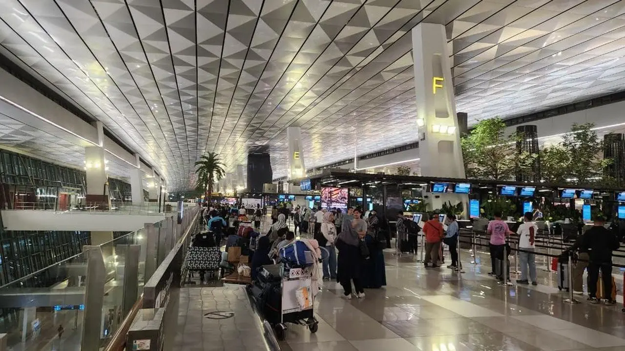 Abu Vulkanik Anak Krakatau Paksa Bandara Soetta Tutup Hingga Tengah Malam