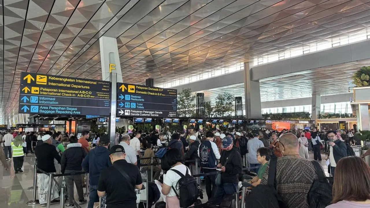 Abu Vulkanik Anak Krakatau Perpanjang Penutupan Bandara, Soekarno-Hatta Hingga 21.30 WIB