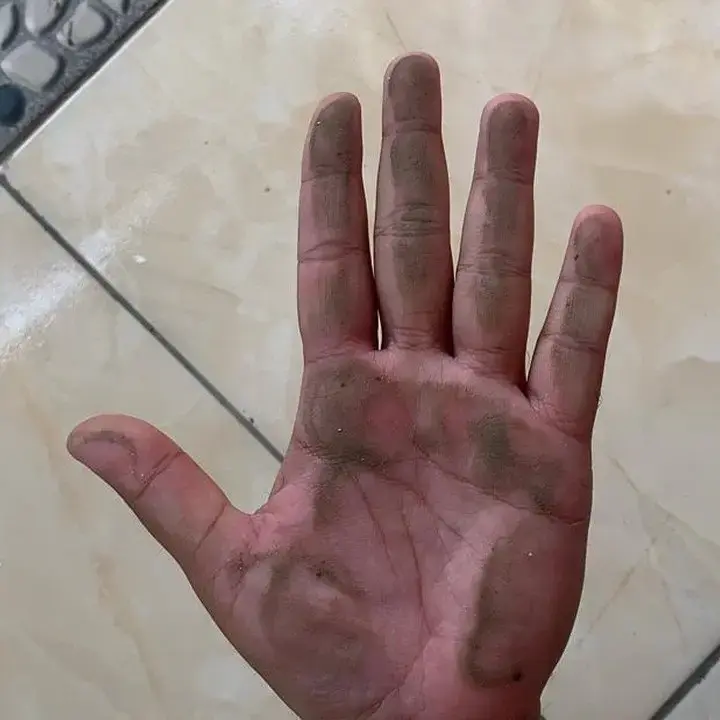 Abu Vulkanik Anak Krakatau Selimuti Depok, Warga Kaget Temukan Debu di Jok Motor