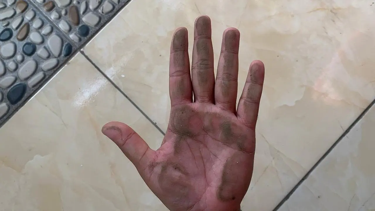 Abu Vulkanik Anak Krakatau Selimuti Depok, Warga Kaget Temukan Debu di Jok Motor