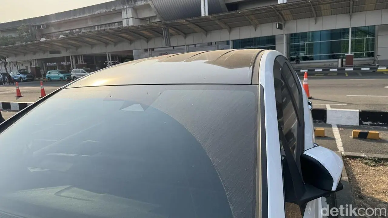 Abu Vulkanik Anak Krakatau Selimuti Mobil di Parkiran Bandara Soetta
