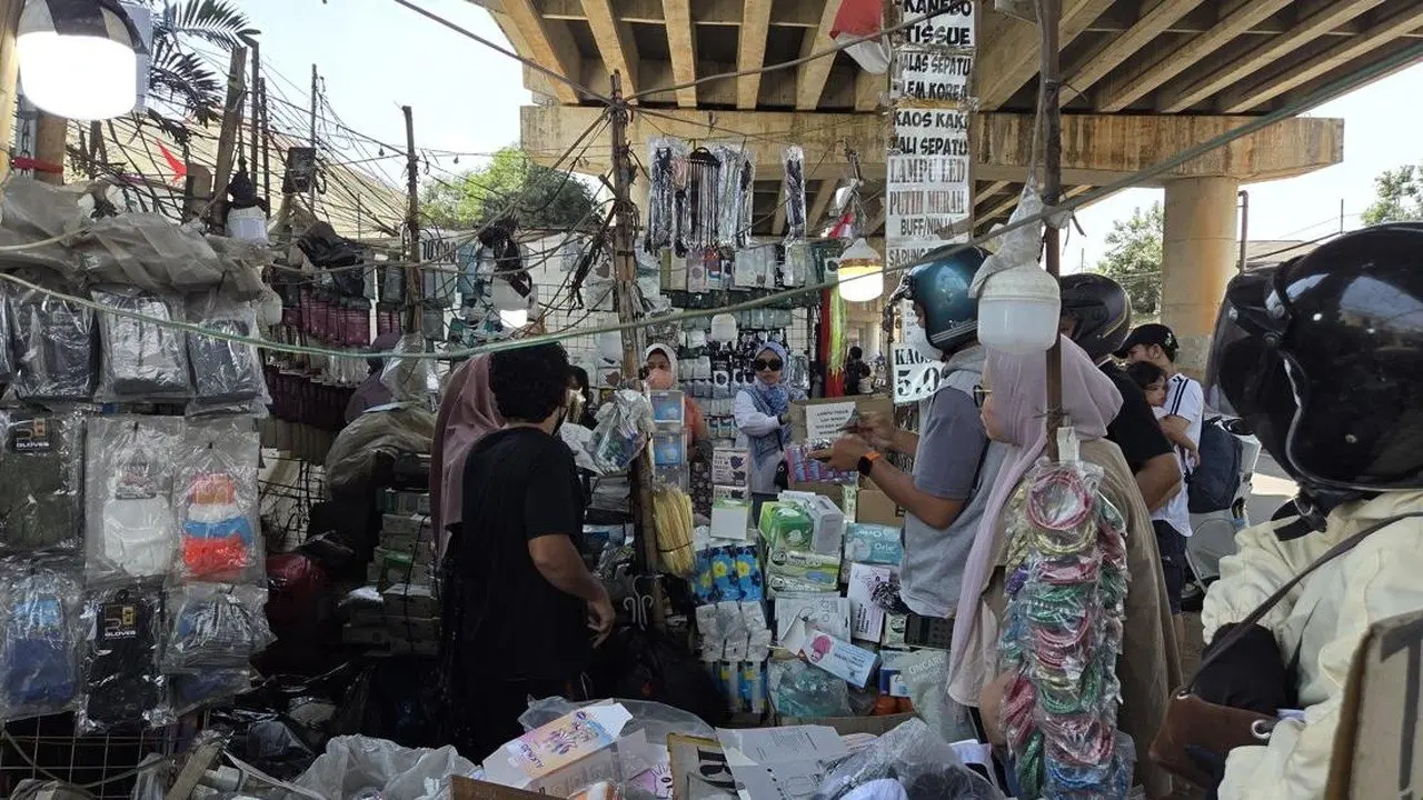 Abu Vulkanik Gunung Anak Krakatau Capai Jakarta, Warga Serbu Penjual Masker