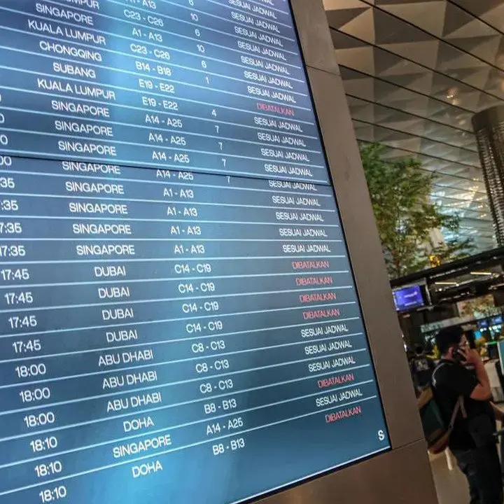 Abu Vulkanik Gunung Anak Krakatau Paksa Bandara Soekarno-Hatta Tutup Sementara