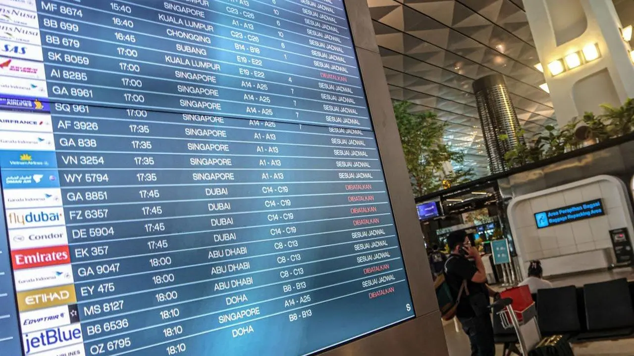 Abu Vulkanik Gunung Anak Krakatau Paksa Bandara Soekarno-Hatta Tutup Sementara