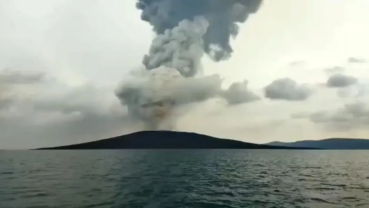 Abu Vulkanik Krakatau Picu PJJ di Sejumlah Daerah
