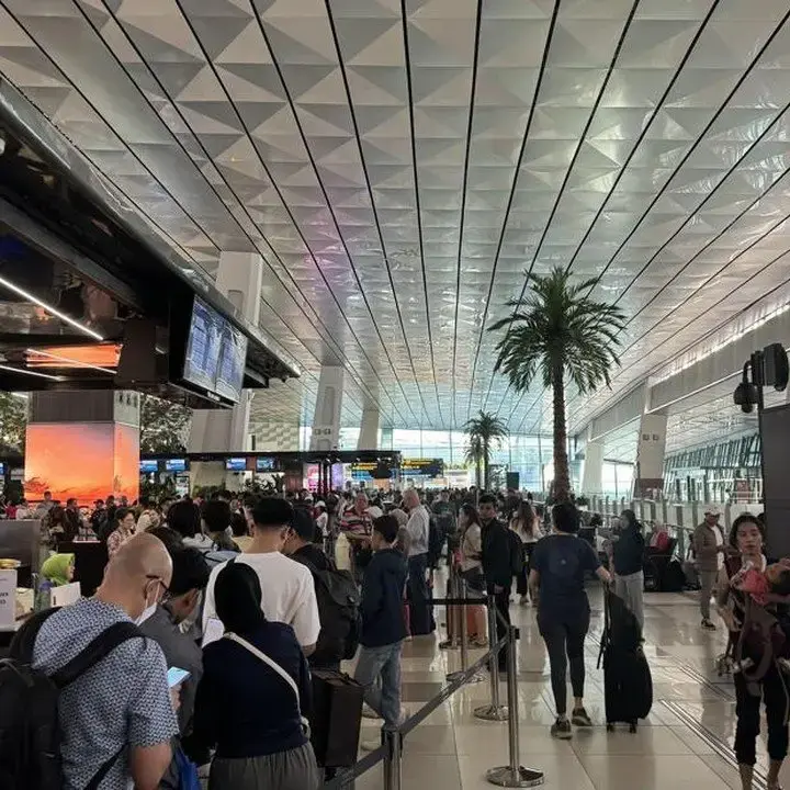 Abu Vulkanik Krakatau Tutup Bandara Soekarno-Hatta, Ribuan Penumpang Tertahan