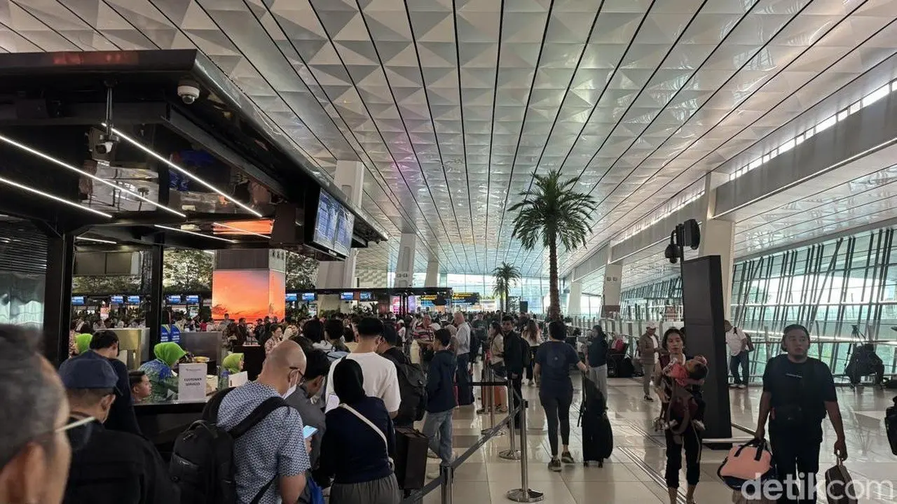 Abu Vulkanik Krakatau Tutup Bandara Soekarno-Hatta, Ribuan Penumpang Tertahan