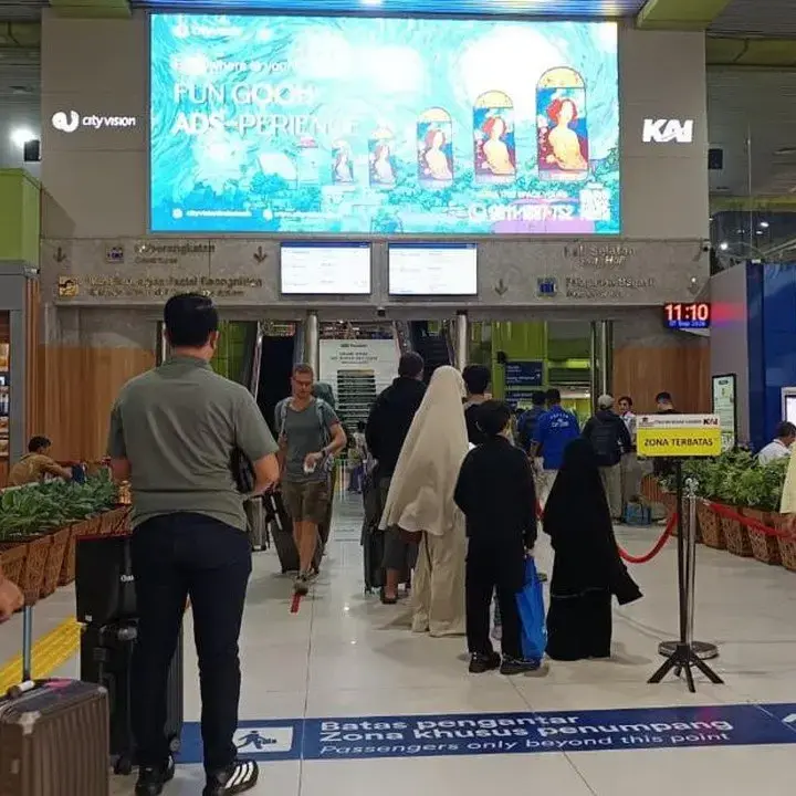 Abu Vulkanik Lumpuhkan Bandara Soetta, Penumpang Beralih ke Kereta Api
