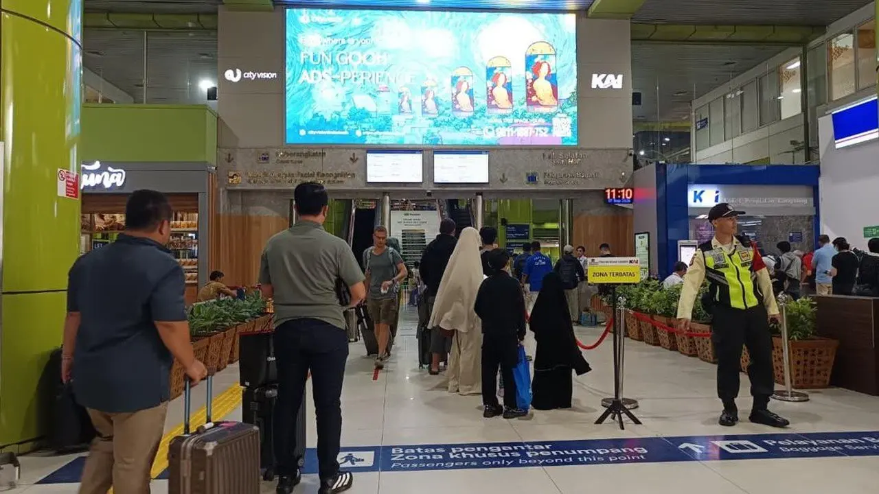 Abu Vulkanik Lumpuhkan Bandara Soetta, Penumpang Beralih ke Kereta Api