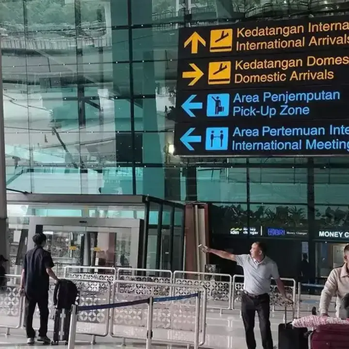 Aktivitas Gunung Anak Krakatau, Penerbangan Bandara Soetta Dihentikan Sementara