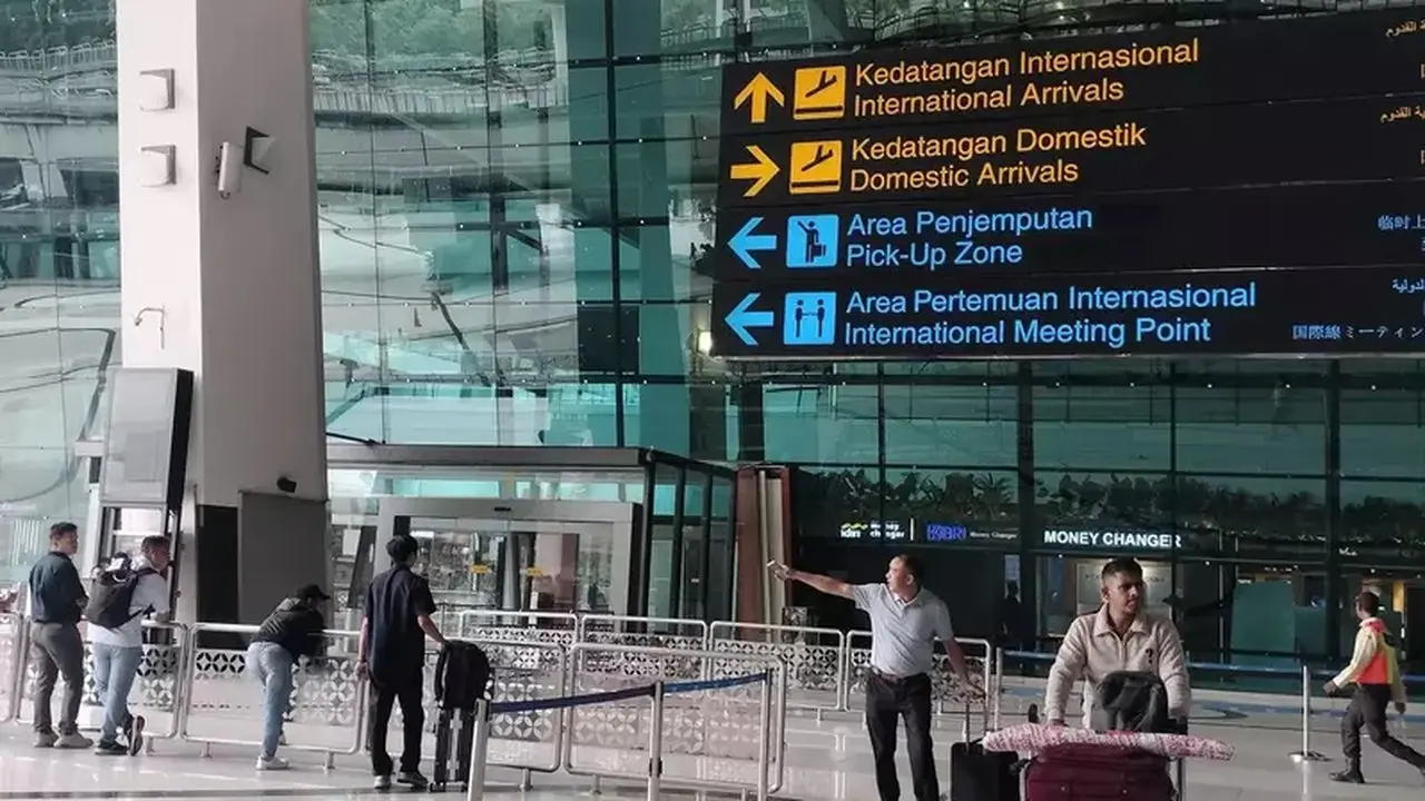 Aktivitas Gunung Anak Krakatau, Penerbangan Bandara Soetta Dihentikan Sementara