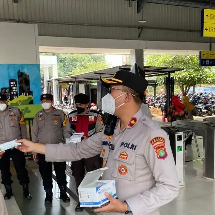 Antisipasi Abu Vulkanik, Polisi Bagikan Ratusan Masker di Stasiun Jurangmangu