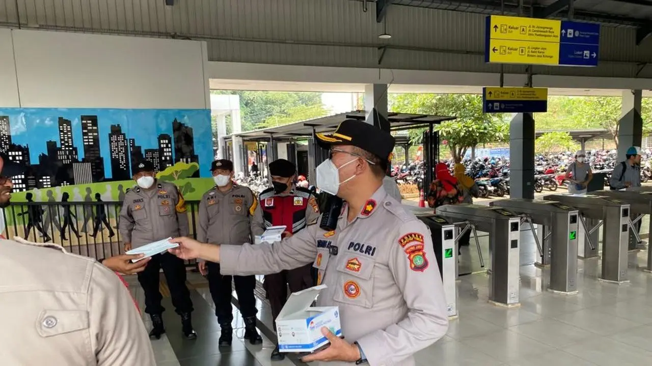 Antisipasi Abu Vulkanik, Polisi Bagikan Ratusan Masker di Stasiun Jurangmangu