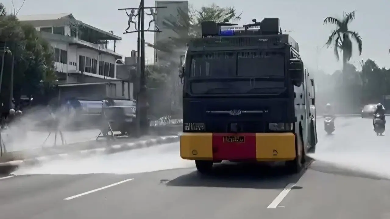 Atasi Abu Vulkanik Anak Krakatau, Bogor Semprot Jalan Utama