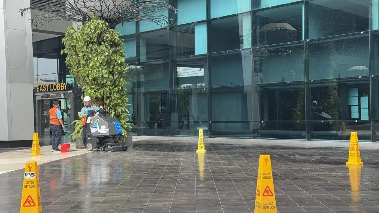 Debu Erupsi Anak Krakatau Selimuti Terminal 3 Bandara Soetta, Penerbangan Ditutup