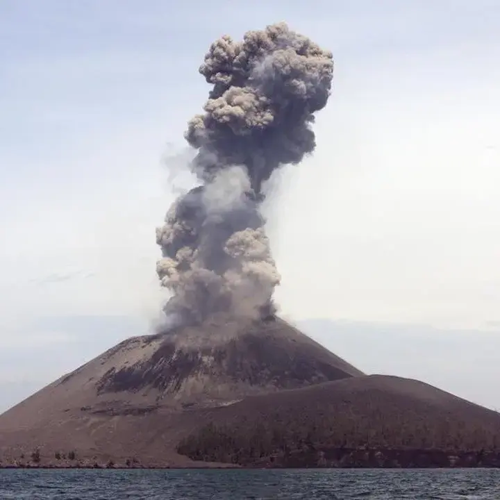 Erupsi Anak Krakatau: BMKG Pastikan Belum Ada Ancaman Tsunami di Selat Sunda