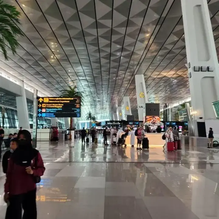 Erupsi Anak Krakatau Perpanjang Penutupan 4 Bandara hingga Sore Ini