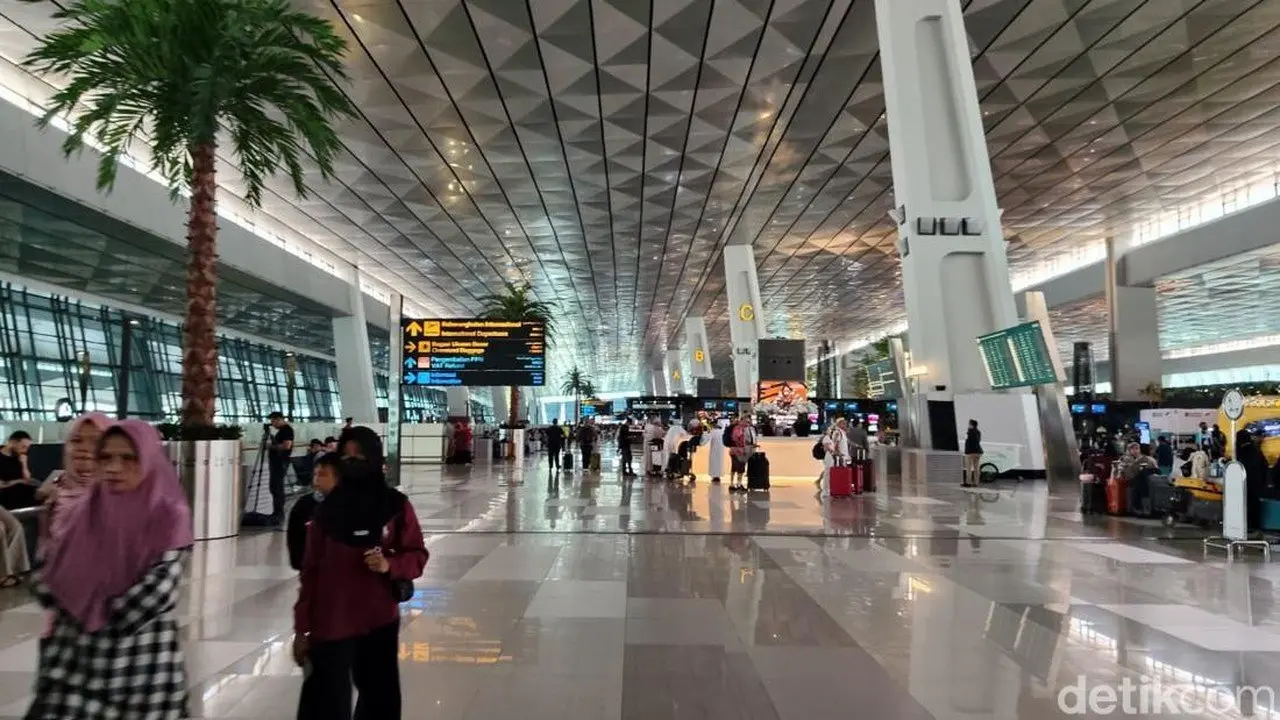 Erupsi Anak Krakatau Perpanjang Penutupan 4 Bandara hingga Sore Ini