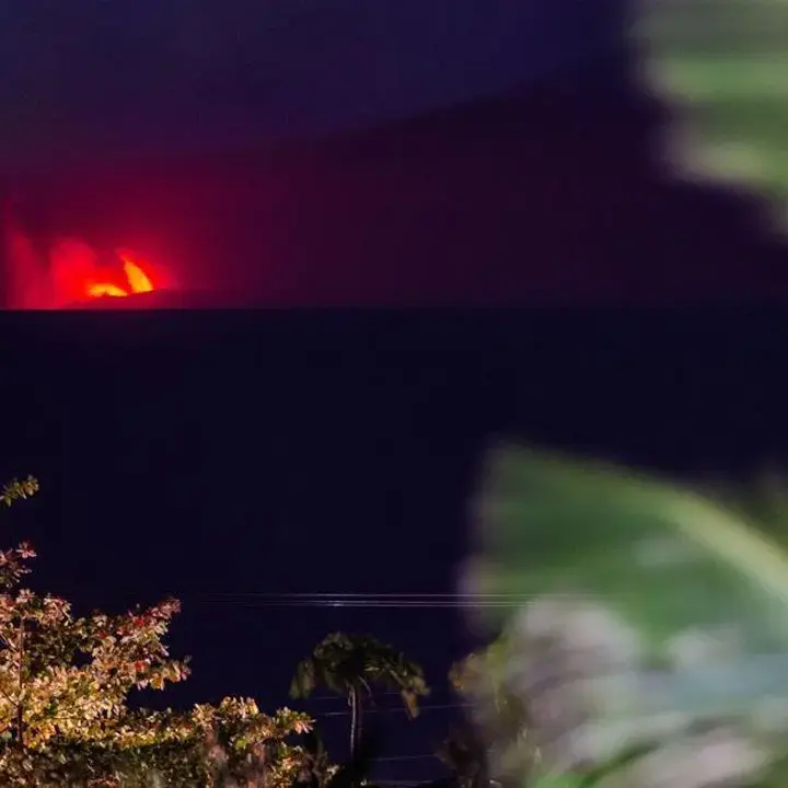 Erupsi Anak Krakatau Tutup 4 Bandara, Abu Vulkanik Capai 14 Km