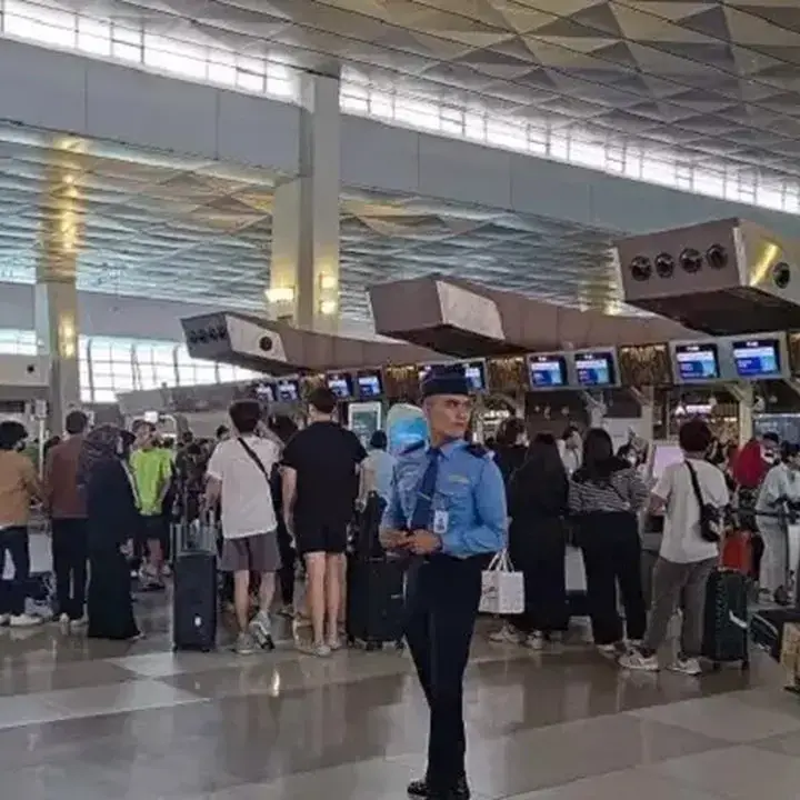 Erupsi Krakatau Picu Penutupan Bandara Soetta hingga Sore Hari