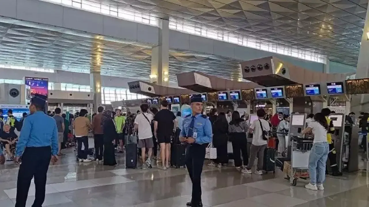 Erupsi Krakatau Picu Penutupan Bandara Soetta hingga Sore Hari