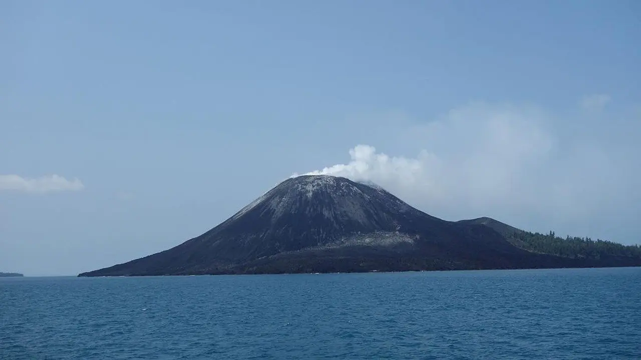Gunung Anak Krakatau Kembali Erupsi Strombolian Setelah 25 Jam Erupsi Menerus