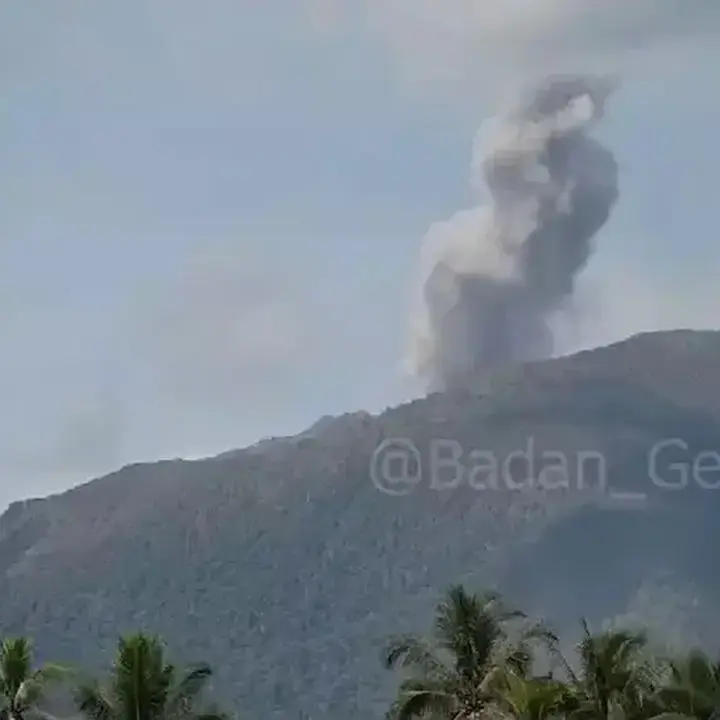 Gunung Api Ibu Erupsi Empat Kali dalam Sehari, Warga Diimbau Waspada
