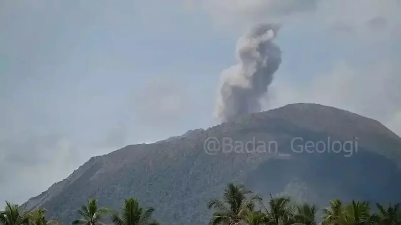 Gunung Api Ibu Erupsi Empat Kali dalam Sehari, Warga Diimbau Waspada