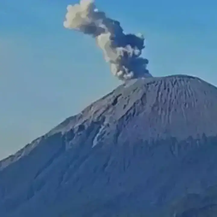 Gunung Semeru Kembali Erupsi, BPBD Lumajang Ingatkan Warga Tingkatkan Kewaspadaan