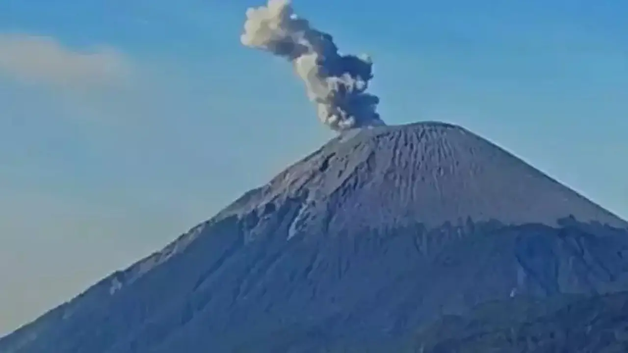 Gunung Semeru Kembali Erupsi, BPBD Lumajang Ingatkan Warga Tingkatkan Kewaspadaan