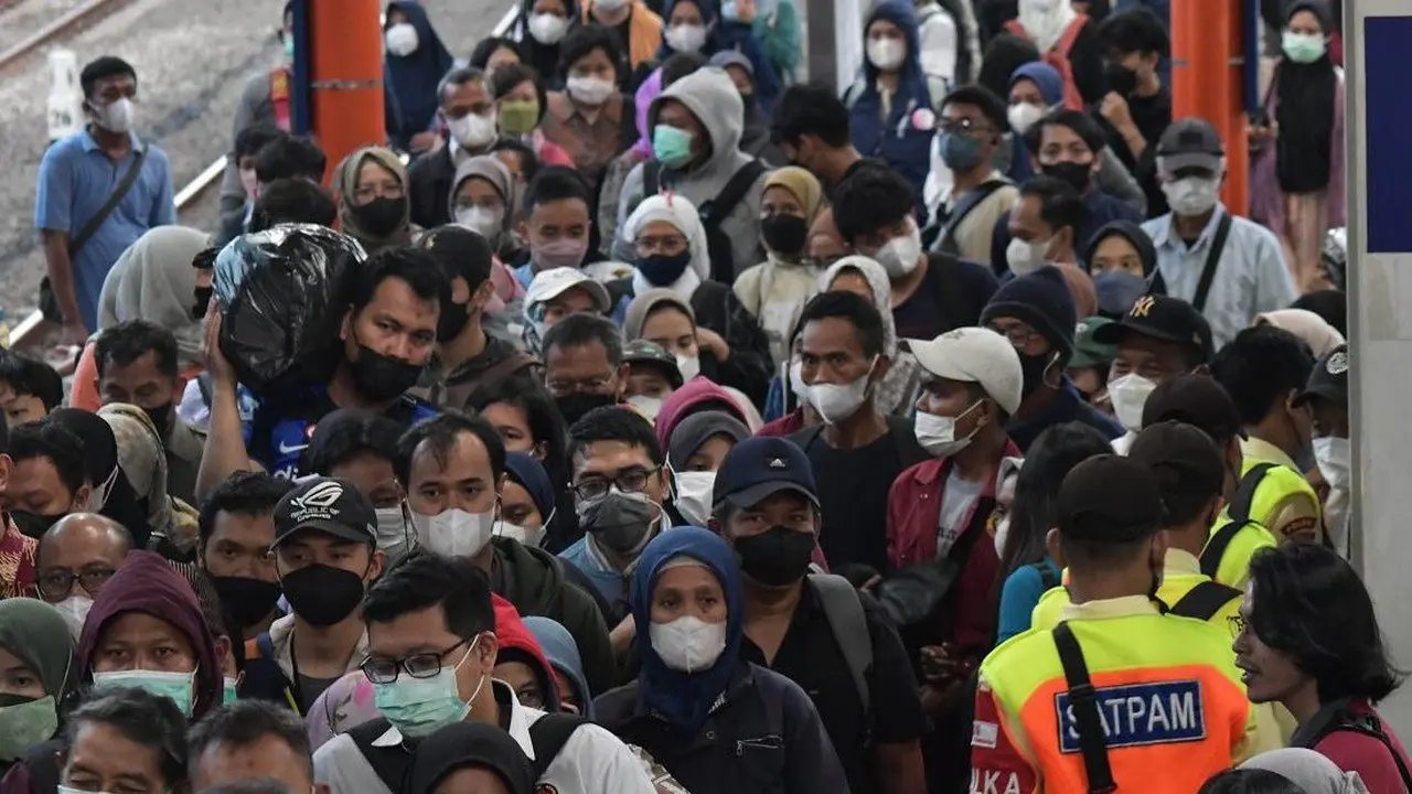 Imbauan Masker KRL Akibat Abu Vulkanik Anak Krakatau
